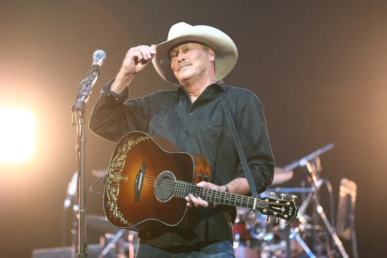 Alan Jackson Height: How Tall is He?